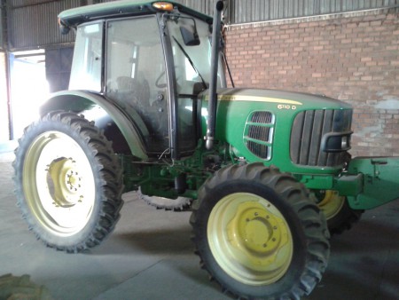 Trator John Deere 6110, ano 2011